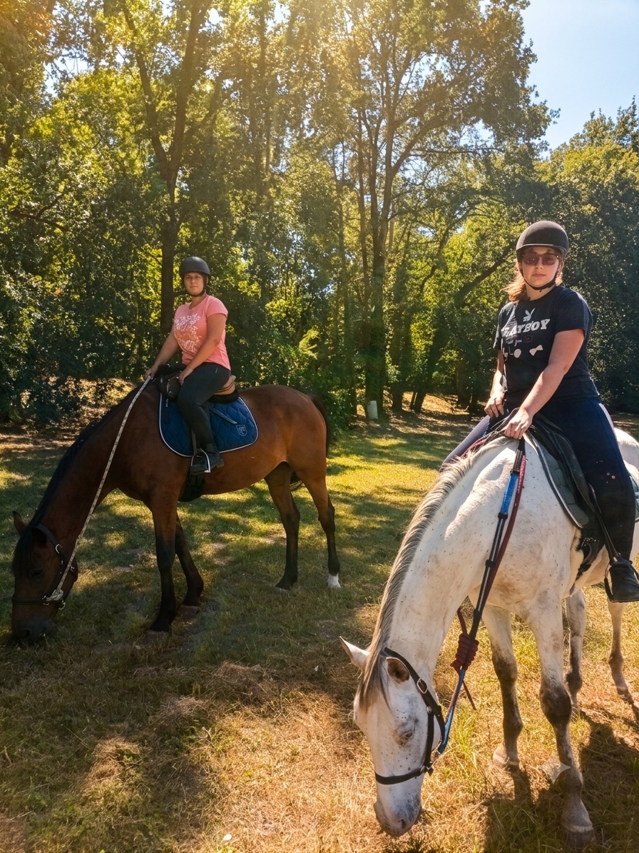Deux cavalières en balade à cheval au petit matin à l'écurie Coud'Horse